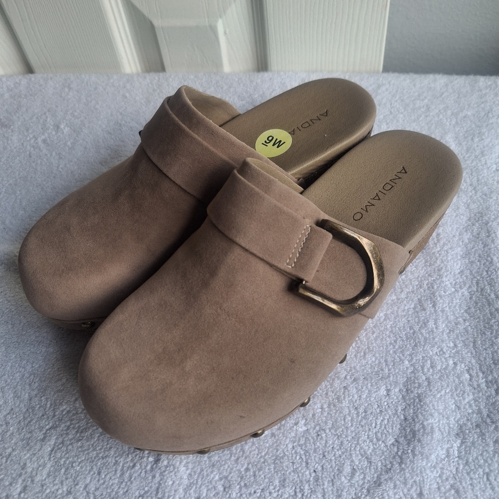 NEW Women's Tan Clogs